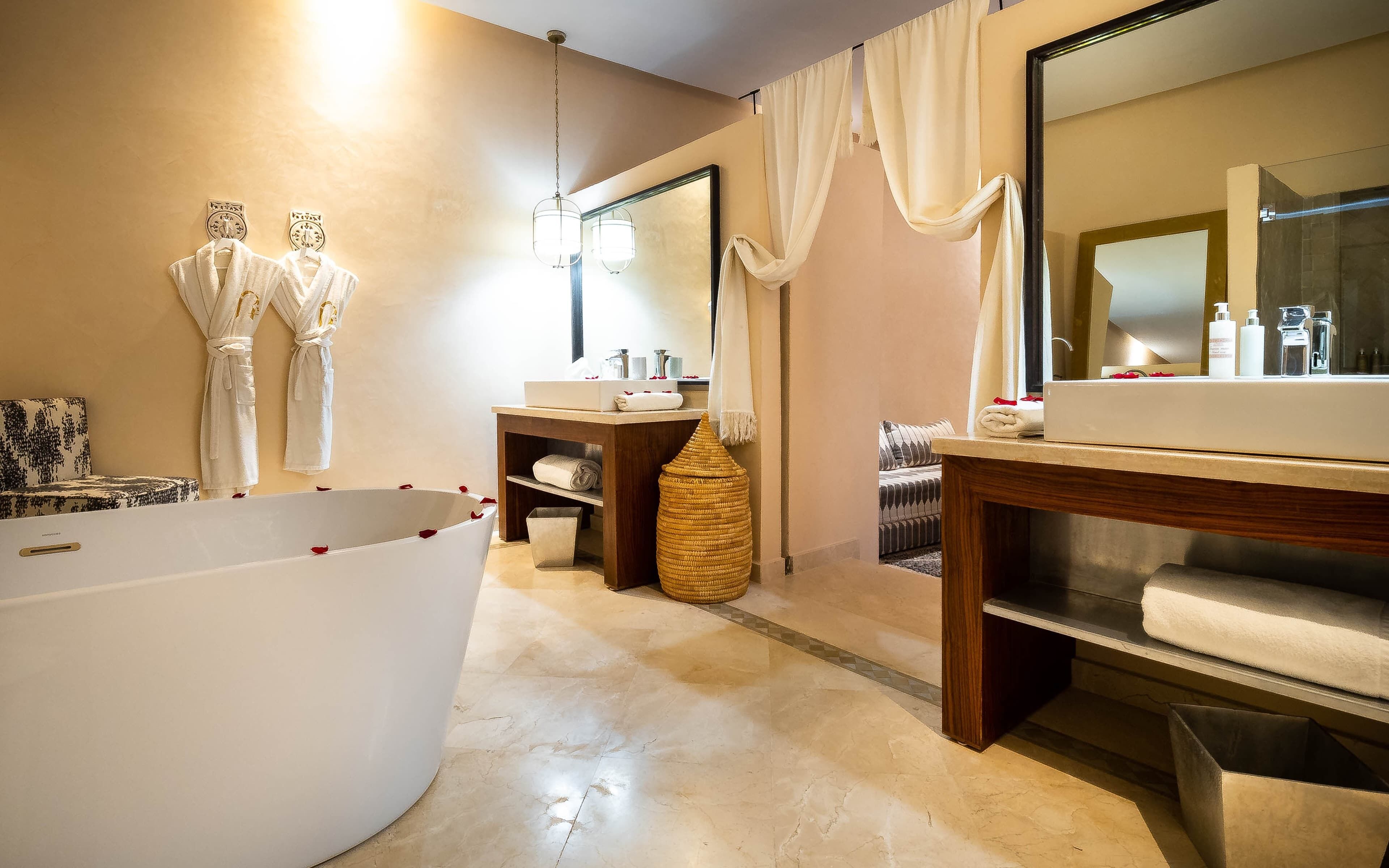 suite | bathroom | free toiletries, towels