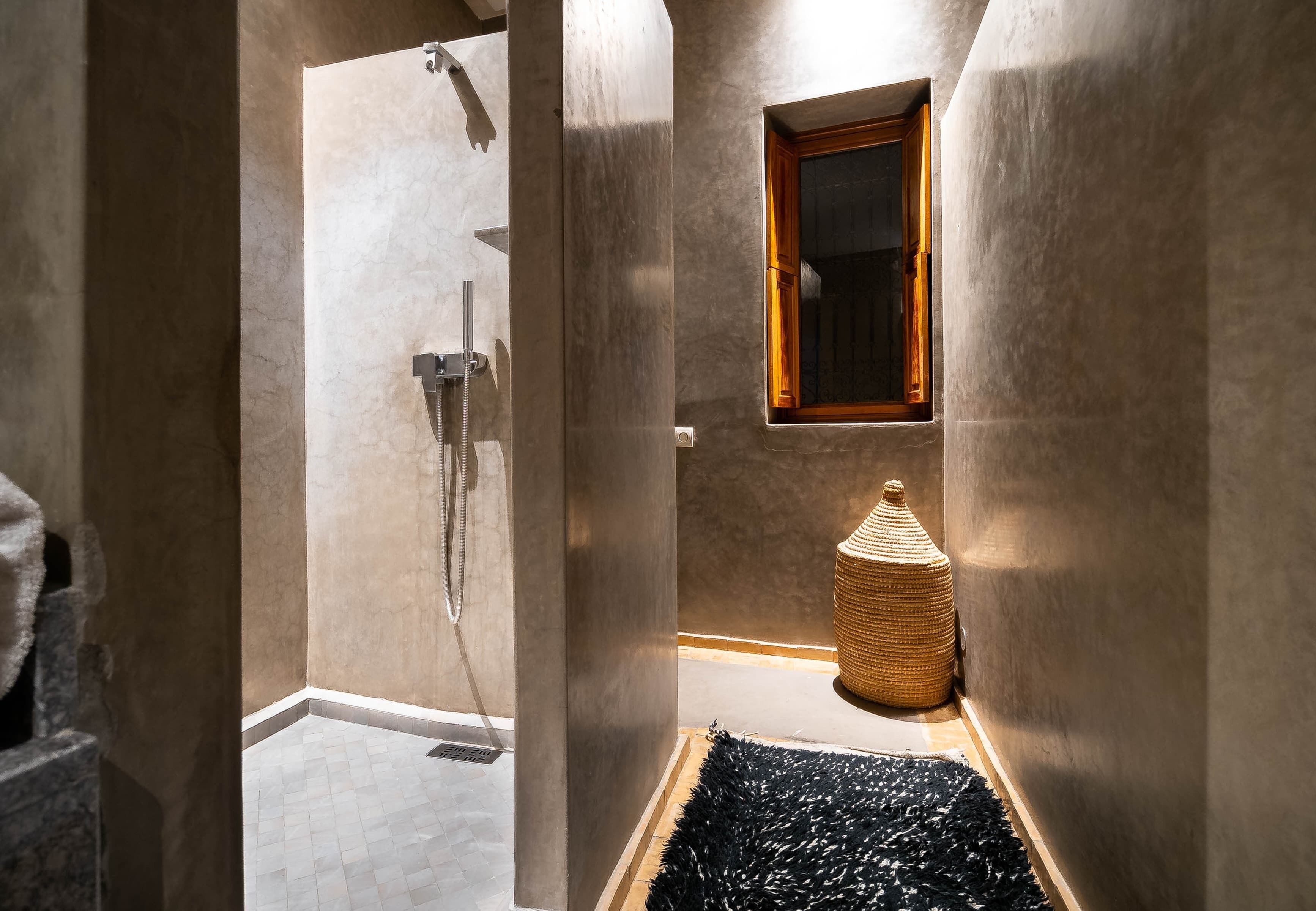 suite | bathroom | free toiletries, towels