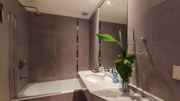 Combined shower/bathtub, hair dryer, bidet, towels
