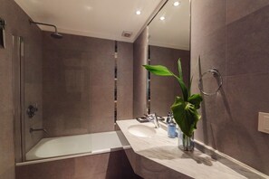 Vòi sen/bồn tắm kết hợp, máy sấy tóc, chậu vệ sinh/vòi rửa, khăn tắm 