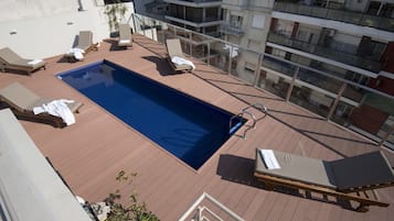 Una piscina al aire libre de temporada