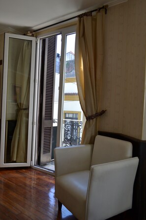 Standard Double Room | Living area | 32-inch flat-screen TV with cable channels, TV - DEL900 Hostel Boutique (Buenos Aires)