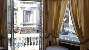 Deluxe Double or Twin Room | Premium bedding, soundproofing, rollaway beds (surcharge), WiFi (free) - DEL900 Hostel Boutique (Buenos Aires)