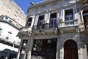 Front of property - DEL900 Hostel Boutique (Buenos Aires)