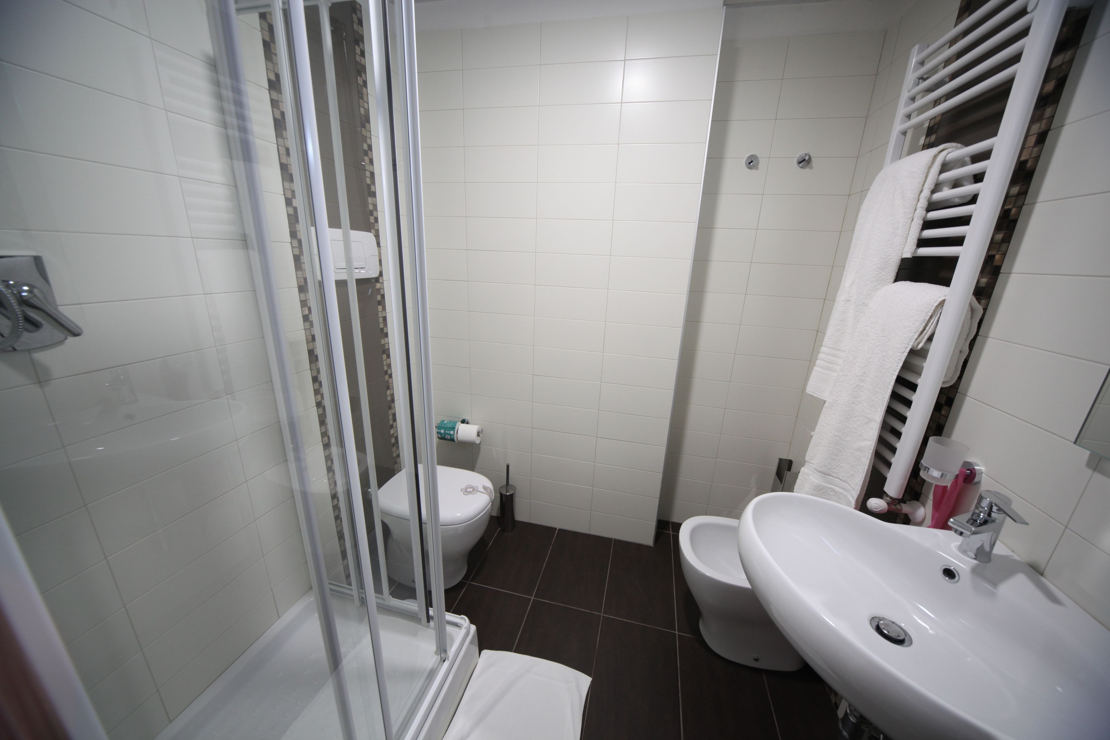Un baño con ducha, inodoro y lavabo.