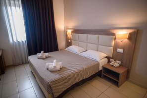 Down duvets, minibar, in-room safe, desk - Hotel St. Giorgio (Castel San Giorgio)
