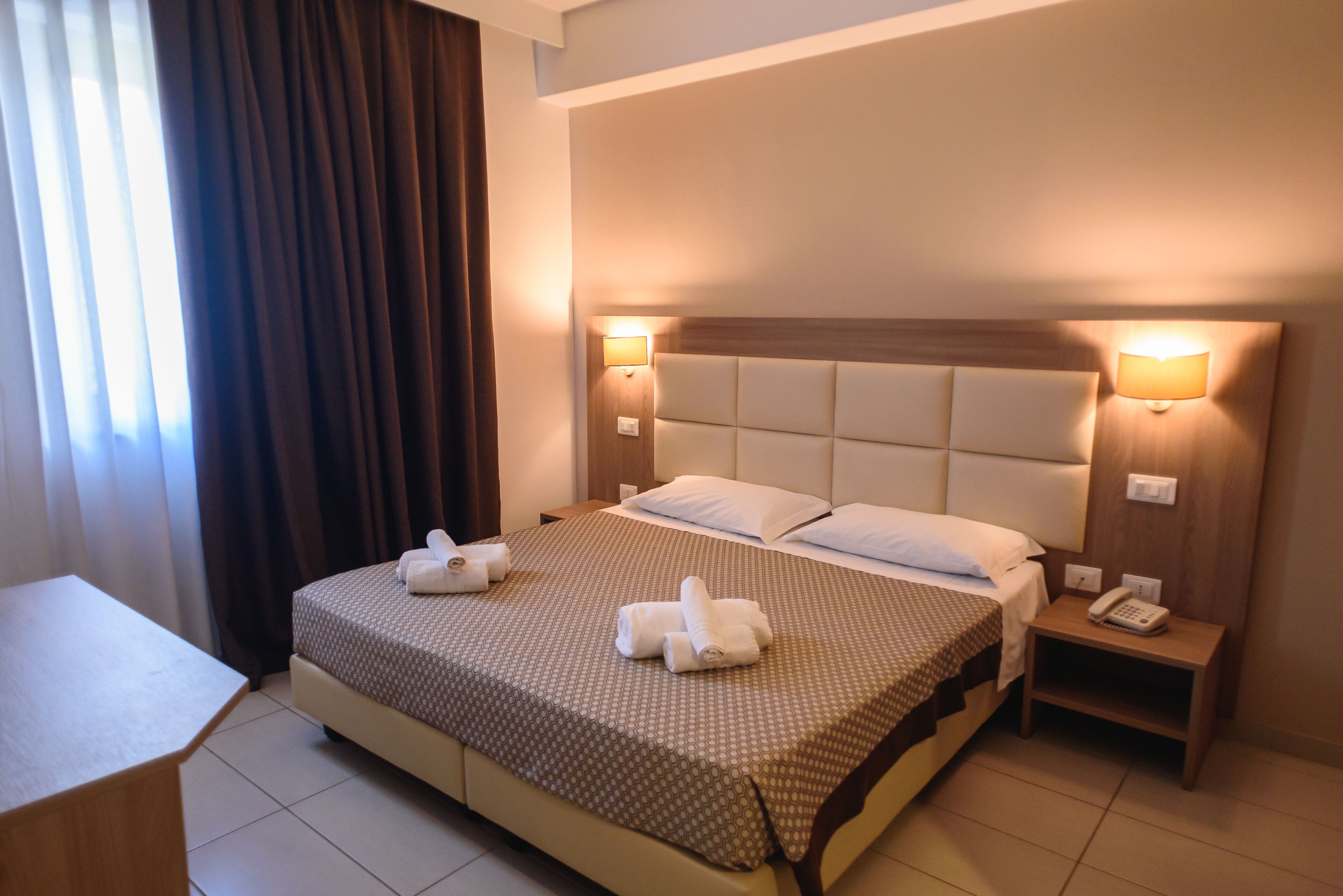 오리/거위털 이불, 미니바, 객실 내 금고, 책상