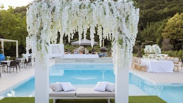 Piscine extérieure (ouverte en saison), parasols de plage