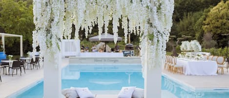 Piscine extérieure (ouverte en saison), parasols de plage