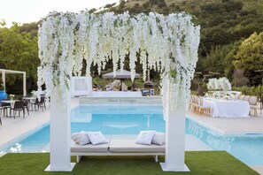 Seasonal outdoor pool, open 9:00 AM to 6:00 PM, pool umbrellas - Hotel St. Giorgio (Castel San Giorgio)