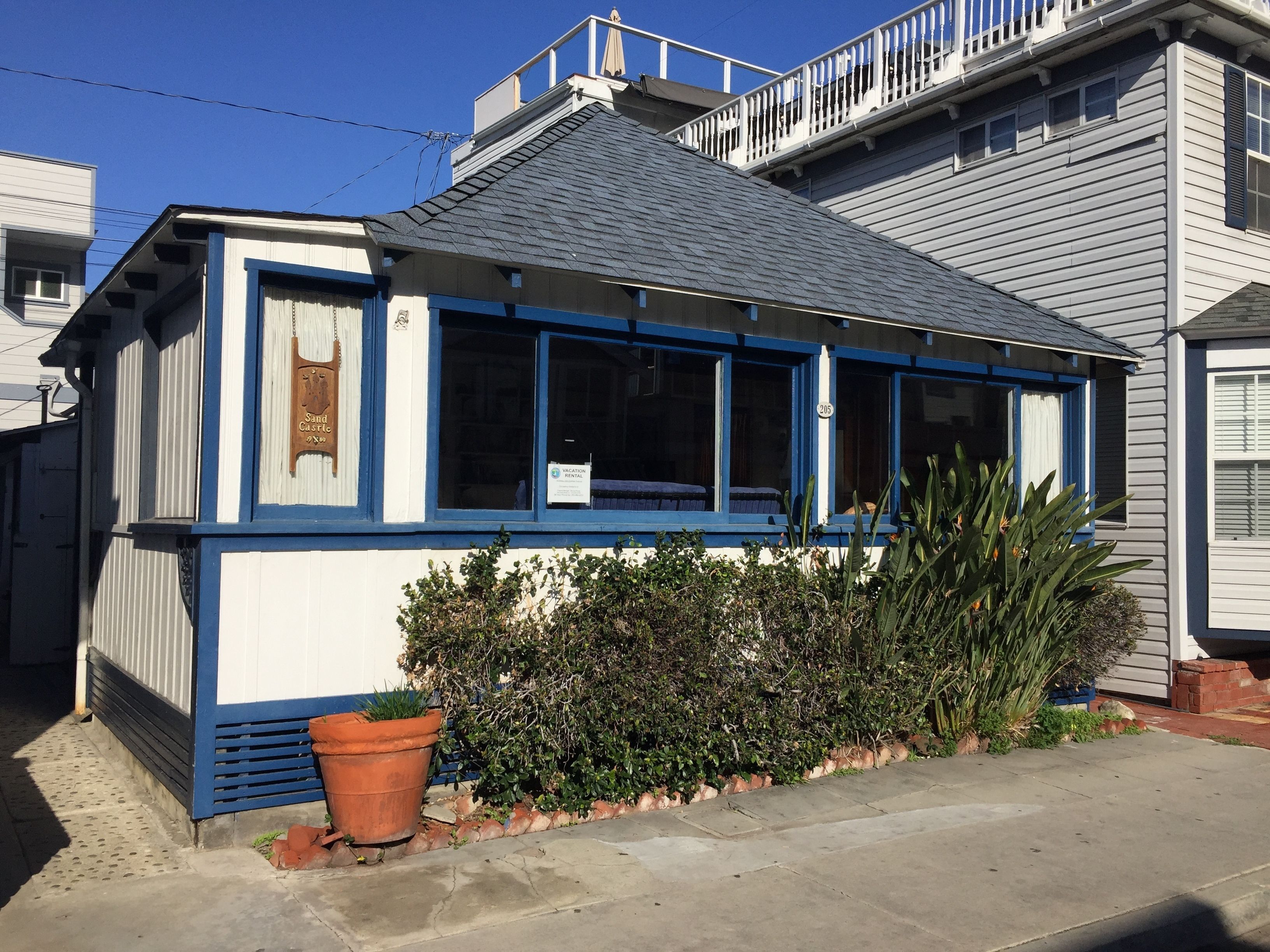 house, 2 bedrooms | living area | 32-inch tv with cable channels