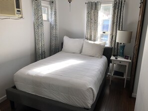 Blackout drapes, iron/ironing board, free WiFi, bed sheets - Seacrest Inn (Avalon)