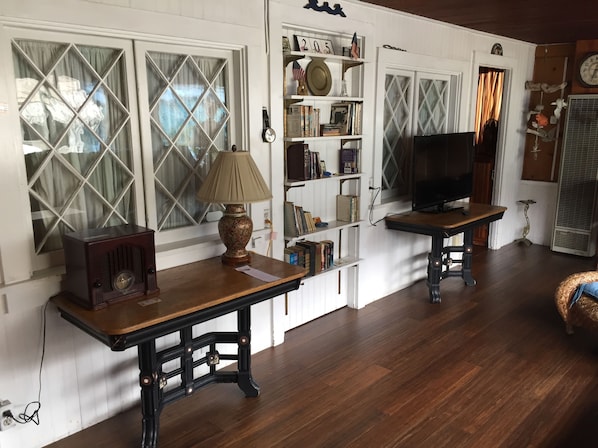 Vacation House, 2 Bedrooms | Living room | 32-inch TV with cable channels