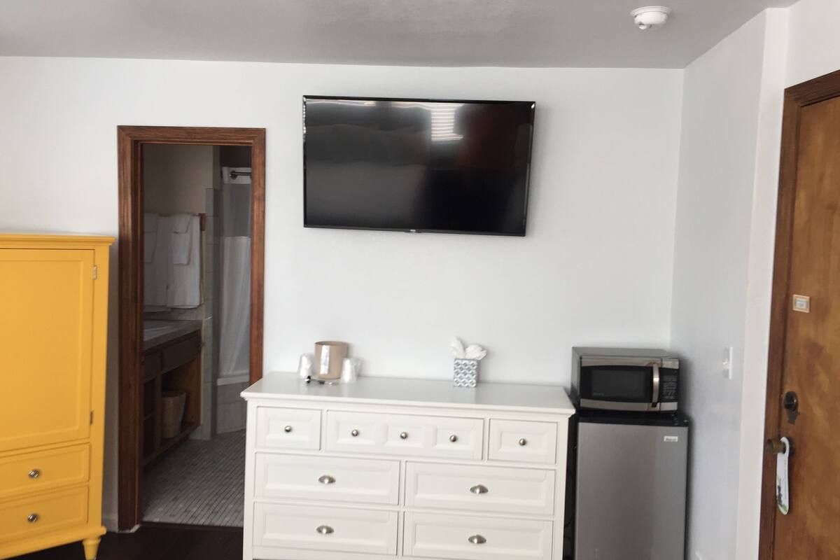 lighthouse (second floor) | 1 bedroom, blackout curtains, iron/ironing board, free wifi