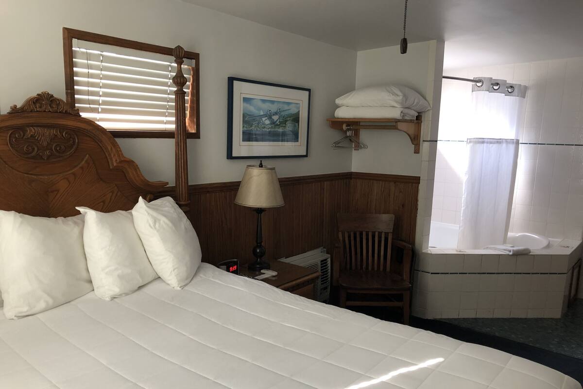 客房 (Captain's Quarters) | 遮光窗帘、熨斗/熨衣板、免费 WiFi、床单