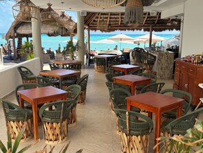 Se sirven desayunos, comidas y brunch con vista a la playa