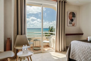 Chambre Deluxe, vue partielle sur la mer | Coin séjour | TV connectée