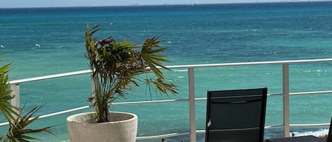 Am Strand, weißer Sandstrand, Liegestühle, Sonnenschirme