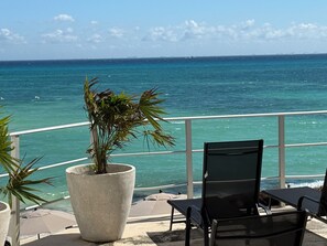 Am Strand, weißer Sandstrand, Liegestühle, Sonnenschirme