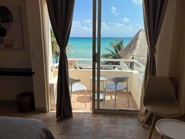 Värdeförvaringsskåp på rummet och mörkläggningsgardiner