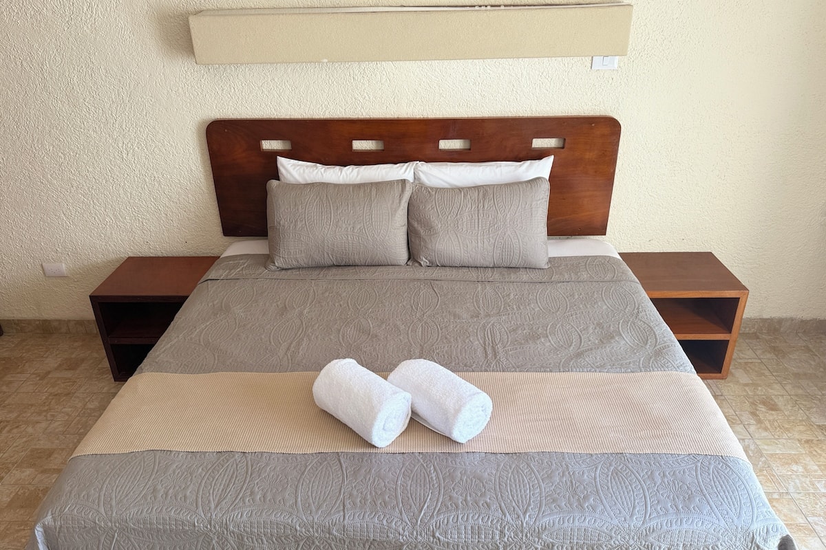 Deluxe Room | 1 bedroom, in-room safe, blackout drapes, iron/ironing board