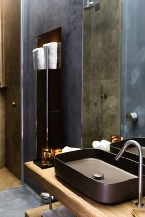 Superior-værelse - 1 kingsize-seng (Cipresso) | Badeværelse | Bruser, designertoiletartikler, hårtørrer, badekåber