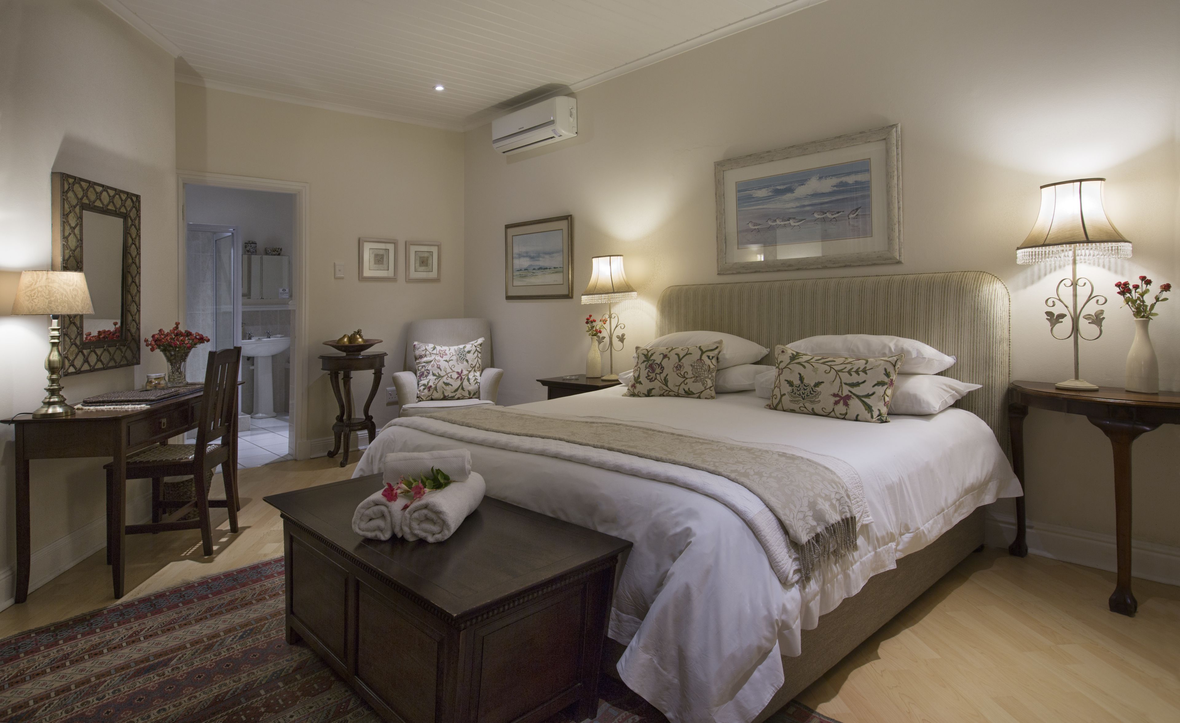 迷你吧（备有免费物品）、客房内保险箱、办公桌、熨斗/熨板