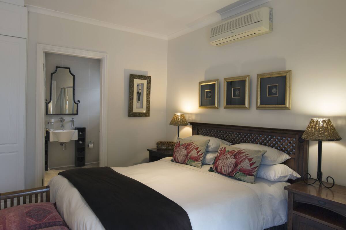 Queen Room | Minibar (free items), in-room safe, desk