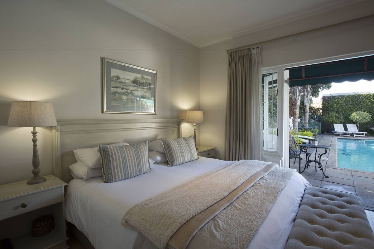 Deluxe Room, 1 Bedroom | Minibar (free items), in-room safe, desk