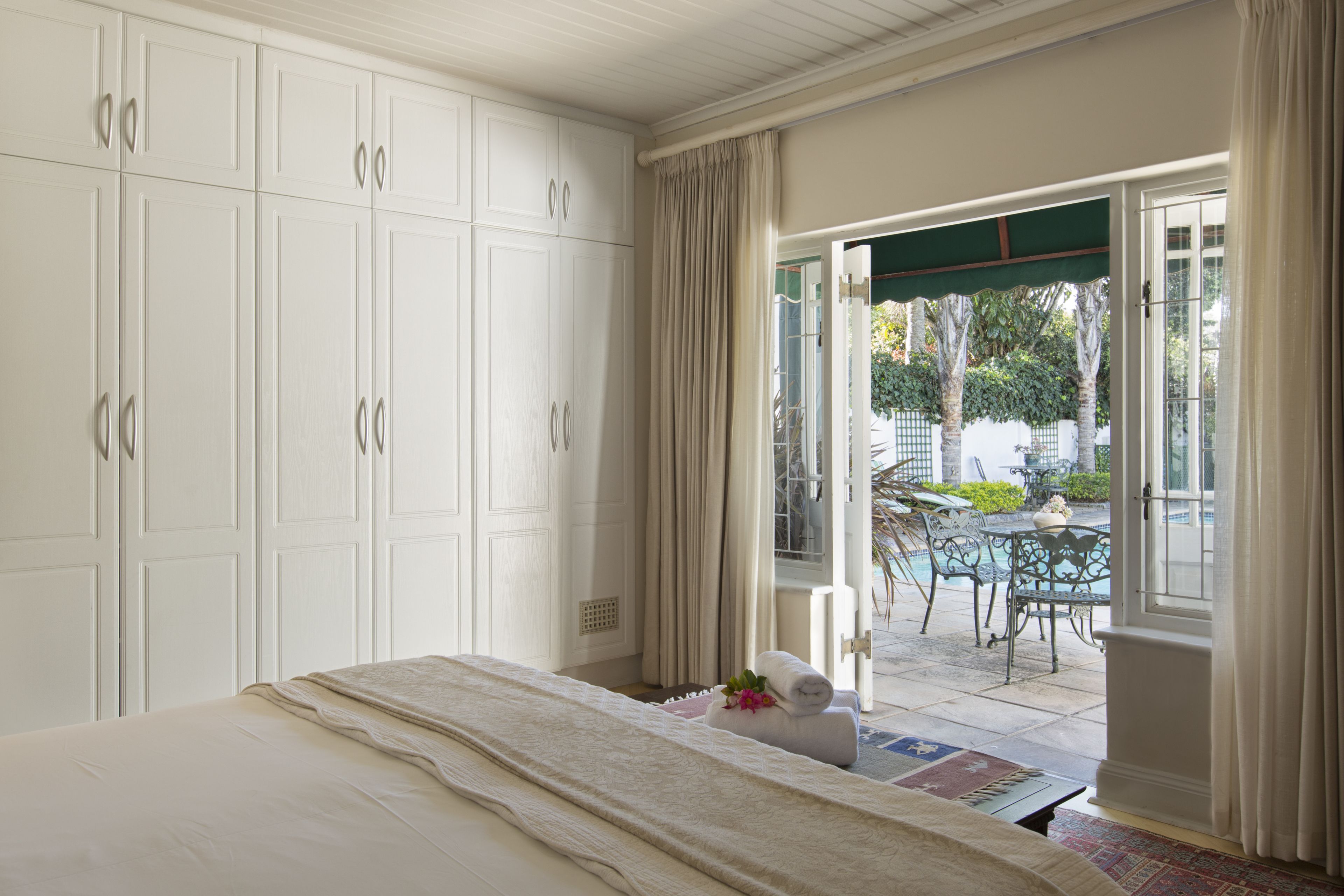 King or Twin Room | Free minibar, in-room safe, desk, iron/ironing board