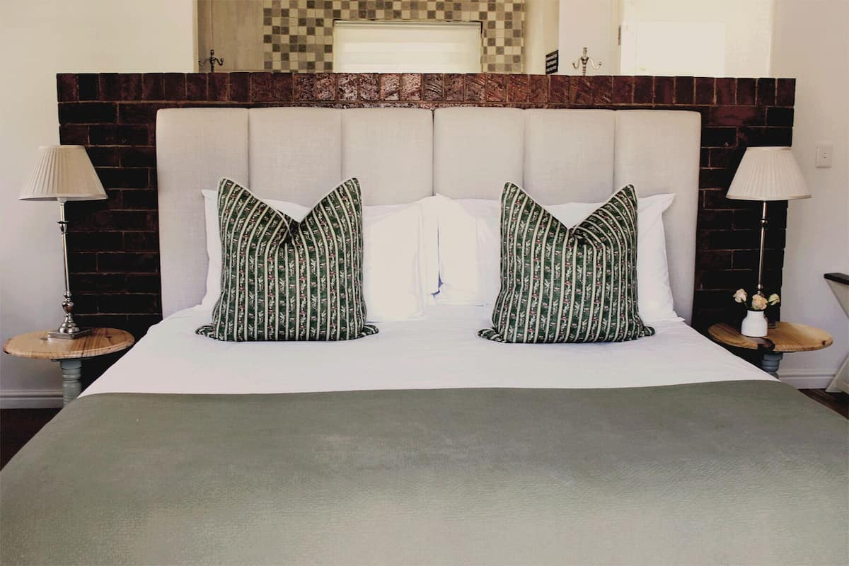 Luxury Room, 1 Bedroom (Luxury King) | Minibar, in-room safe, iron/ironing board (on request), WiFi (free)