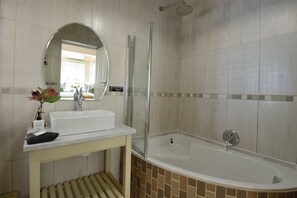 Standard Double Room | Bathroom - Le Petit Paris (Franschhoek)
