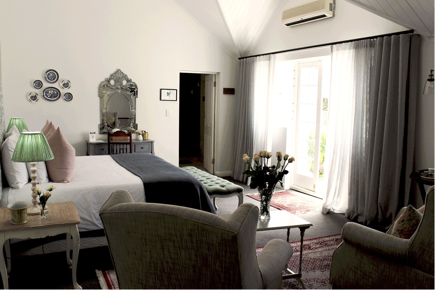 Superior Room, 1 Bedroom (Superior King) | Minibar, in-room safe, iron/ironing board, free WiFi