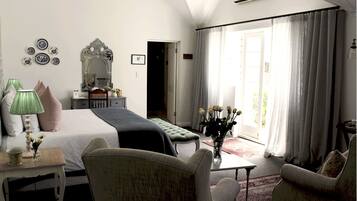 Superior Room, 1 Bedroom (Superior King) | Minibar, in-room safe, iron/ironing board, free WiFi
