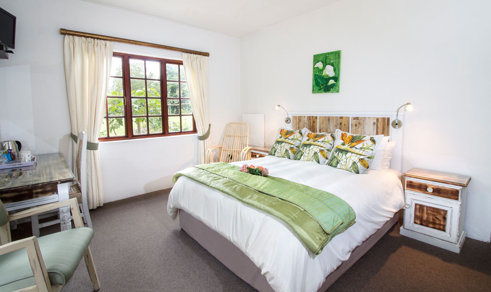 Double Room With Stoep | Kannettavalle tietokoneelle sopiva työtila, silitysrauta/-lauta