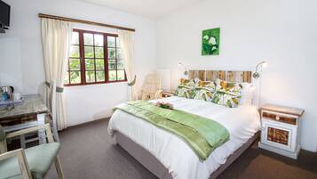 Double Room With Stoep | Kannettavalle tietokoneelle sopiva työtila, silitysrauta/-lauta