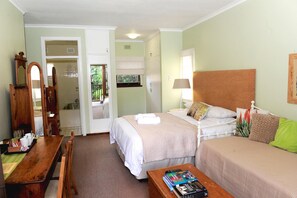 Laptop workspace, iron/ironing board, free WiFi, bed sheets - Olive Room Bed and Breakfast (Durban)