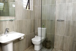 Habitación doble Confort, 1 habitación | Baño | Regadera y toallas 