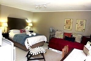 Habitación doble Confort, 1 habitación | Espacio para trabajar con laptop y tabla de planchar con plancha 