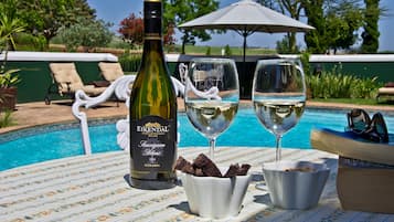 Hồ bơi ngoài trời phục vụ theo mùa, dù/ô trên bãi biển/hồ bơi