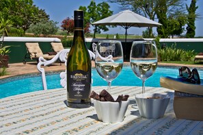 Seasonal outdoor pool, pool umbrellas, sun loungers - Eikendal Lodge (Stellenbosch)