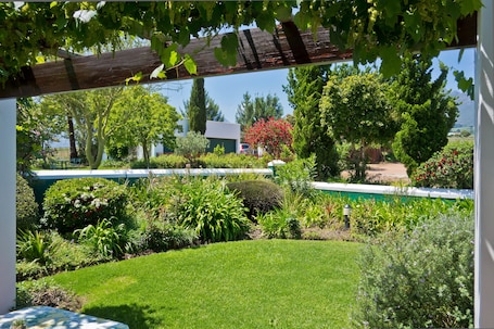 Superior Double Room, 1 Bedroom, Garden View | Garden. Eikendal Lodge