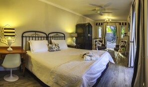 Sábanas de algodón egipcio y caja de seguridad en la habitación 