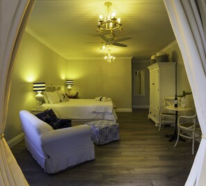 Family Room, 1 Bedroom ( Wisteria Suite) | Egyptian cotton sheets, in-room safe, desk, free WiFi - Bright on 5th Guest House (Gqeberha (Port Elizabeth))
