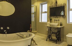 Bañera y ducha independientes, bañera profunda, secador de pelo, toallas