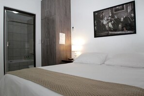 Deluxe Room, 1 Bedroom | 1 bilik tidur, meja, kalis bunyi, seterika/papan seterika