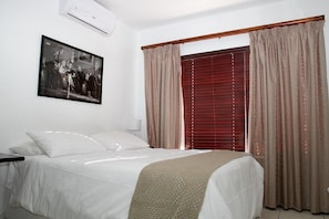 1 bedroom, desk, soundproofing, iron/ironing board - Broadway Tygervalley (Cape Town)