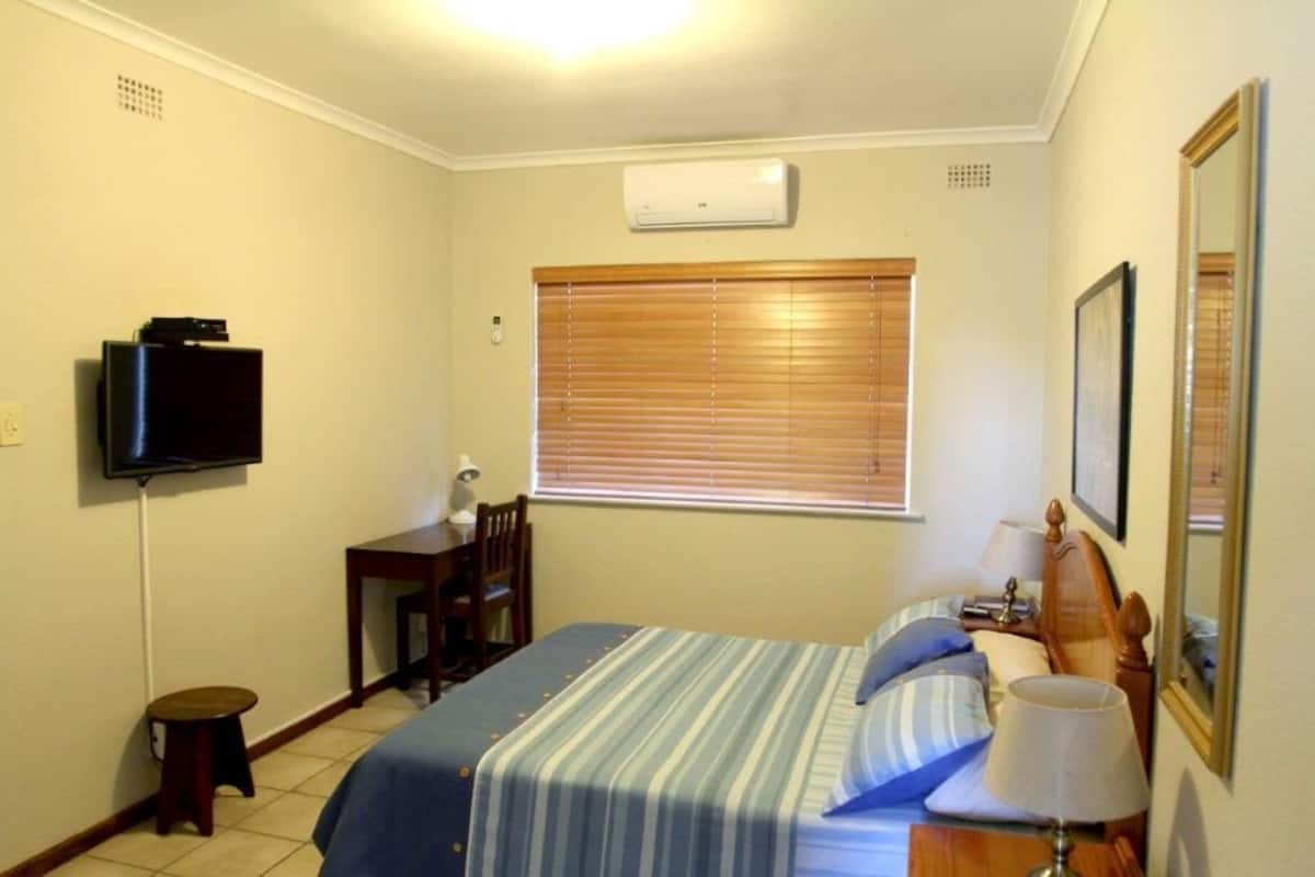 Kamar Deluks, 1 kamar tidur | 1 kamar tidur, meja kerja, kedap suara, dan setrika/meja setrika