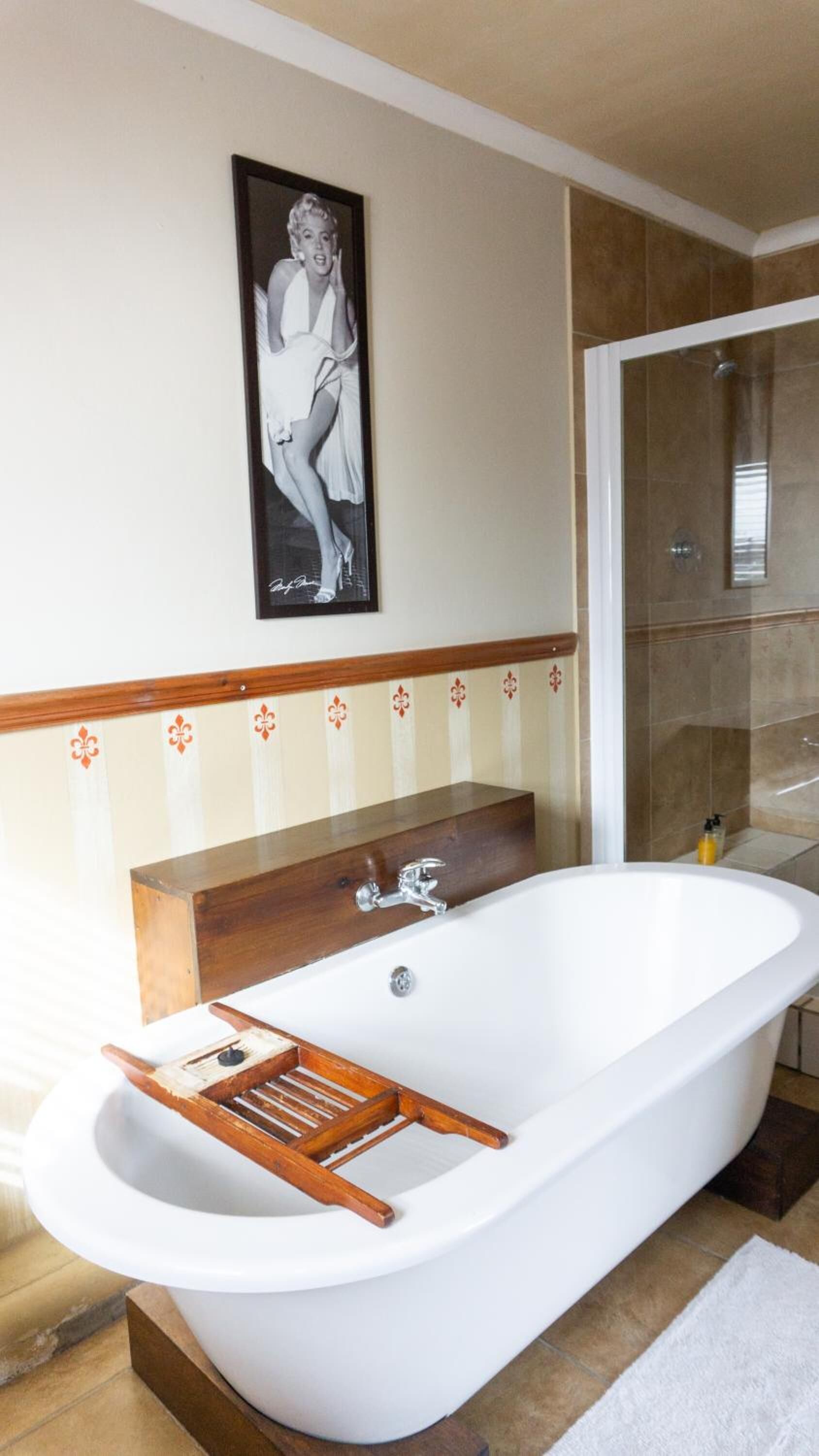 Articles de toilette gratuits, sèche-cheveux, serviettes fournies