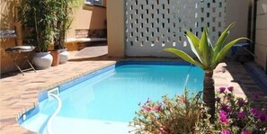 Una piscina al aire libre de temporada